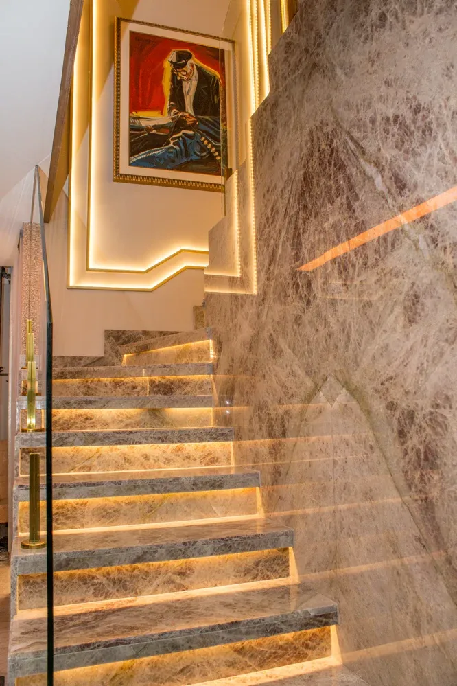 Escada de mármore com iluminação dourada