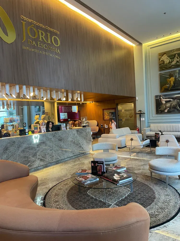 Hall de entrada da Jório Conceito com logotipo dourado