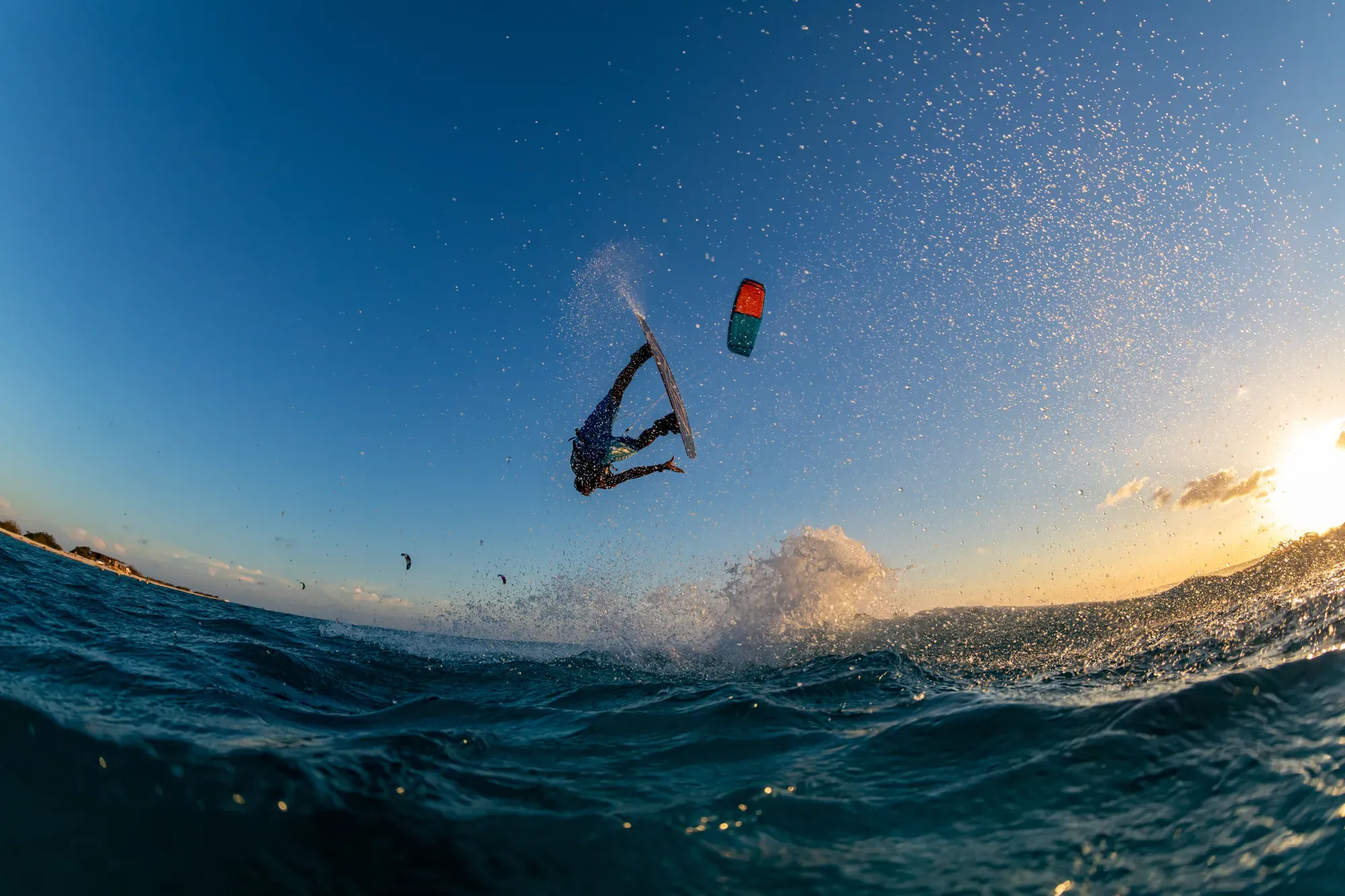 Kitesurfista saltando sobre o mar