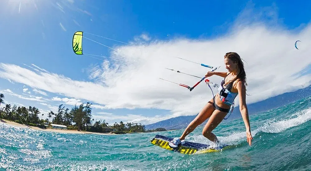Kitesurf ao pôr do sol no litoral cearense