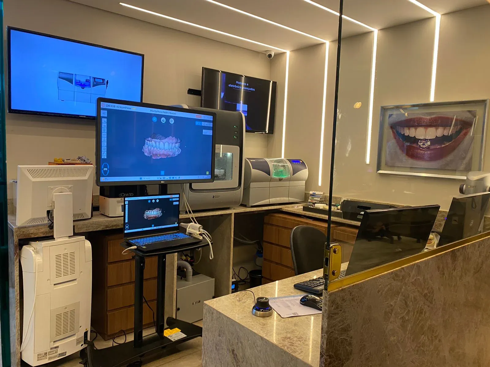 Laboratório protético com scanner CEREC, monitores e impressora digital