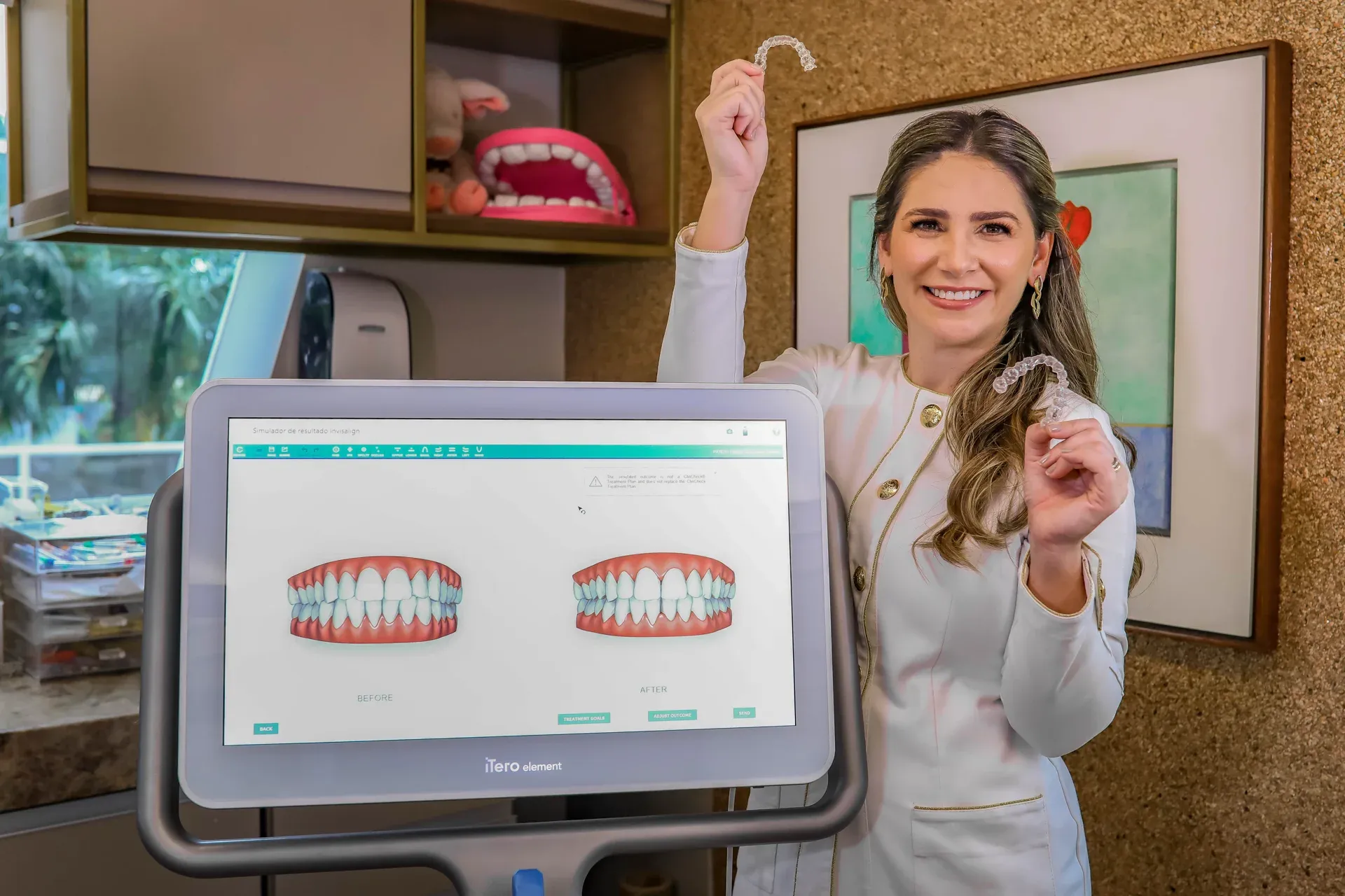 Dra. Nathália apresentando o escaneamento digital do sorriso em um monitor