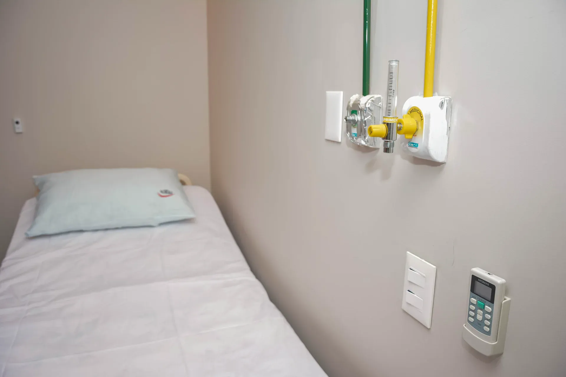 Leito da suíte com painel de oxigênio e gases medicinais